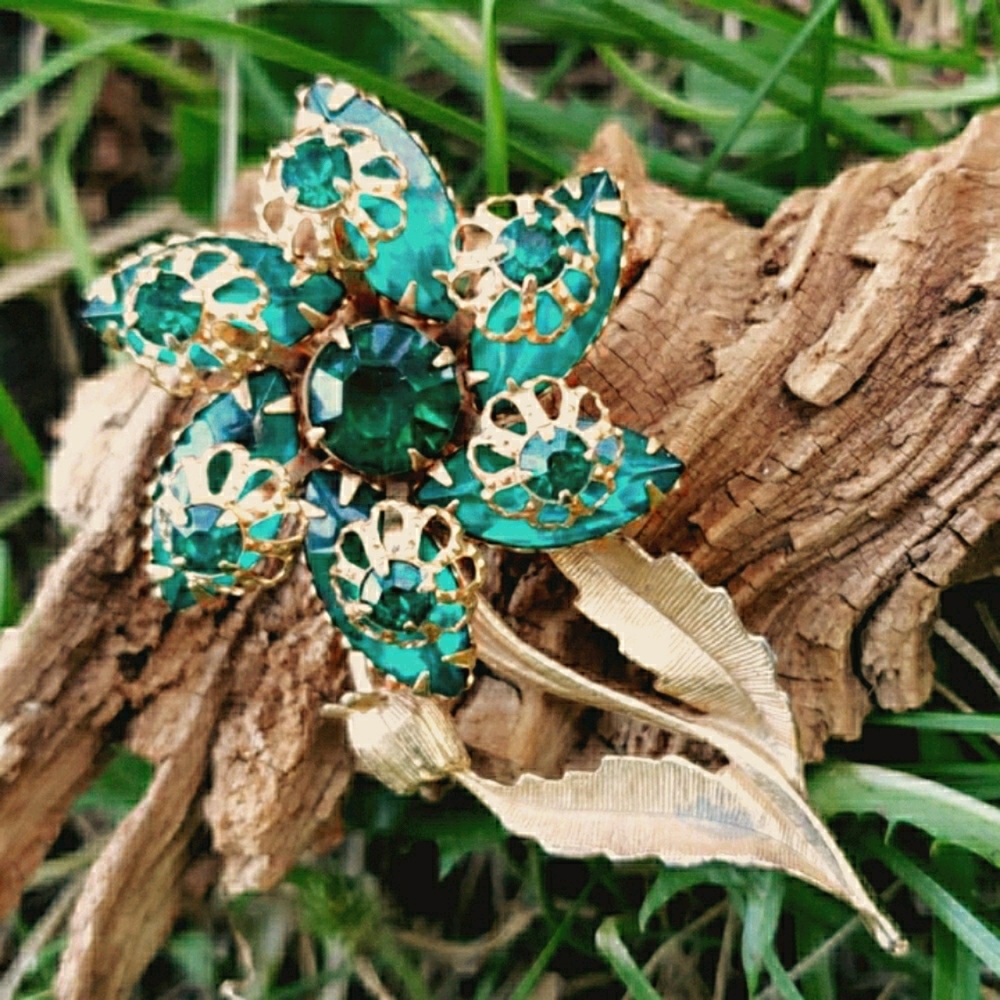 Vintage Layered Green Marquis Glass Rhinestone Flower Textured Goldtone Brooch